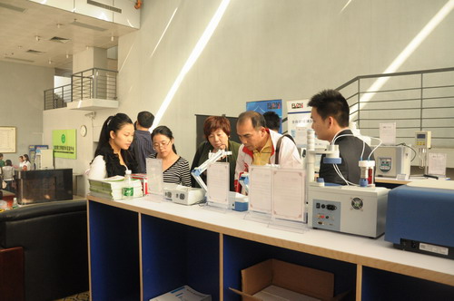 44118太阳成城集团技术专员为老师讲解仪器